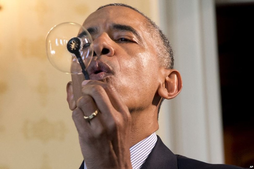 Tổng thống Barack Obama thổi bong bóng xà bông bằng cách sử dụng cây thổi bong bóng được in 3-D do Jacob Leggette, 9 tuổi, ở thành phố Baltimore bang Maryland, thiết kế. Ông Obama đang tham quan Triển lãm Khoa học Tòa Bạch Ốc 2016 ở thủ đô Washington, ngà