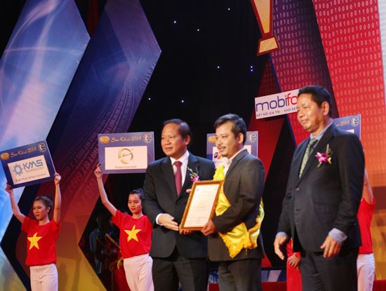 Năm 2016 là năm đầu tiên VINASA tiến hành bình chọn danh hiệu "Top 10 Sao Khuê" dành cho các sản phẩm, dịch vụ CNTT xuất sắc nhất năm. (Trong ảnh: Bộ trưởng Bộ TT&TT Trương Minh Tuấn và Chủ tịch VINASA Trương Gia Bình trao chứng nhận cho doanh nghiệp đạt 