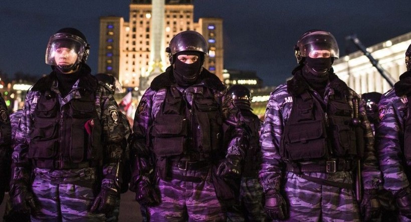 Video: Treo chai dầu thơm màu cờ Nga, cảnh sát Kiev bị đuổi việc
