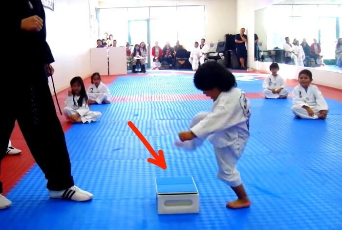Video: Võ sĩ Taekwondo 3 tuổi siêu đáng yêu