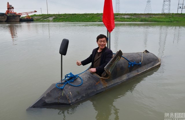 Anh Zhang chỉ là một trong số rất nhiều nông dân Trung Quốc theo đuổi giấc mơ chế tạo tàu ngầm. Gần đây là ông Du Xiutang (Ngọc Lâm, Thiểm Tây, Trung Quốc) đã tự đầu tư 300.000 nhân dân tệ để chế tạo tàu ngầm nhưng đáng tiếc là ông đã phá sản trước khi ho