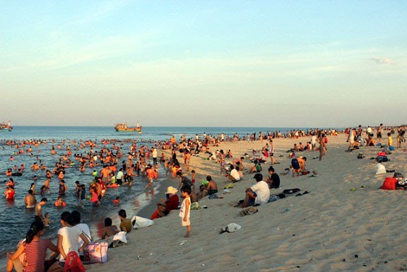 Nắng nóng trên diện rộng đã khiến các bãi biển chật cứng người. 