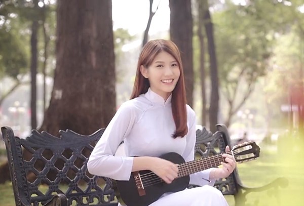 Video: Cô gái Malaysia hát nhạc Việt cực dễ thương