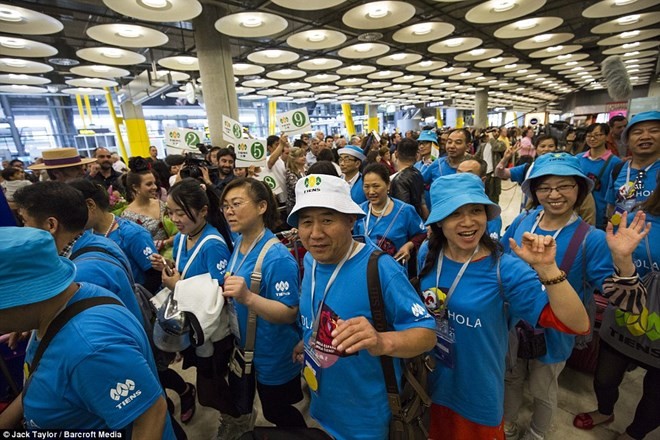 Đã có 2.500 nhân viên tham gia chuyến đi này. Họ từ Trung Quốc tới Madrid vào ngày 5/5 trên 20 chuyến bay riêng biệt.