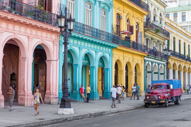 Các dãy nhà sơn đủ màu sắc rực rỡ là nét đặc trưng tại thủ đô La Habana.