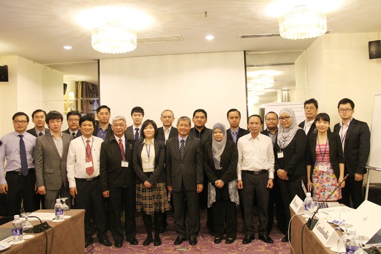 Thứ trưởng Nguyễn Thành Hưng và các đại biểu tham dự Hội thảo chụp ảnh lưu niệm