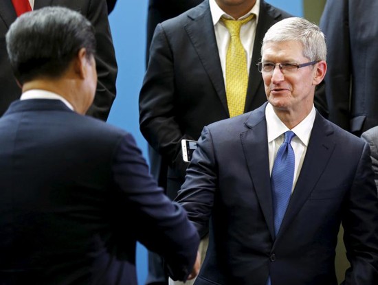 Chủ tịch Trung Quốc Tập Cận Bình bắt tay Tổng Giám đốc Apple Tim Cook trong một sự kiện ngày 23/9/2015 tại thủ phủ Microsoft, Mỹ.
