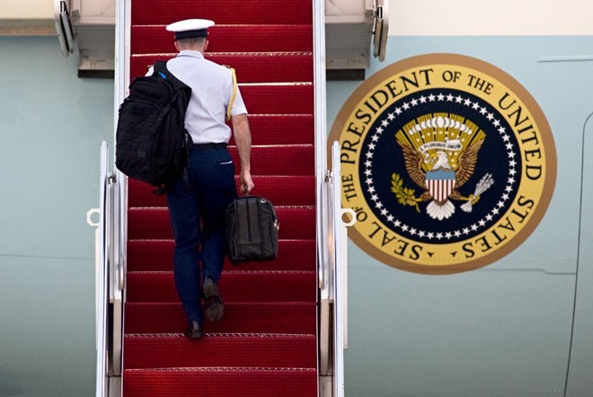 Video: Bí ẩn chiếc vali hạt nhân bất ly thân của Tổng thống Mỹ