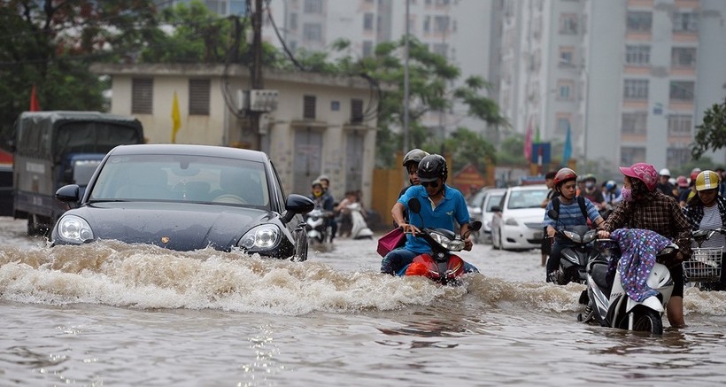Hà Nội: Phố thành sông, giao thông tê liệt (video)