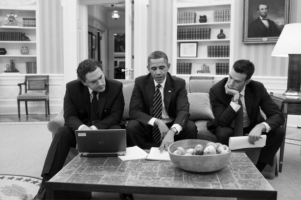 Cody Keenan (trái) họp với Tổng thống Obama thảo luận một bài viết.