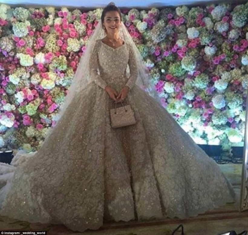 Bộ váy cô dâu được Elie Saab thiết kế riêng và có giá trị lên tới 18.000 bảng Anh (tương đương 25.925 USD). 