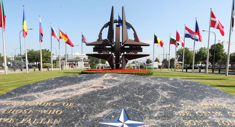 LA Times: Mỹ đập vụn lời hứa về NATO