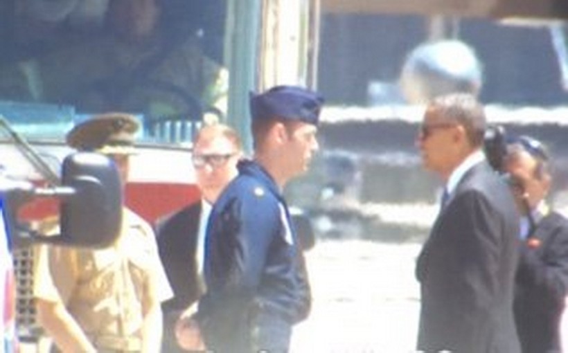 Ông Obama gặp gỡ thăm hỏi phi công sau khi anh thoát khỏi máy bay rơi - Ảnh: Twitter/ABC