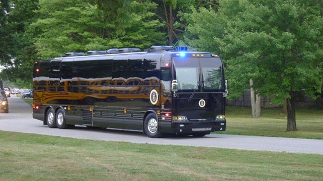 Video: Cận cảnh xe buýt bọc thép của Tổng thống Obama
