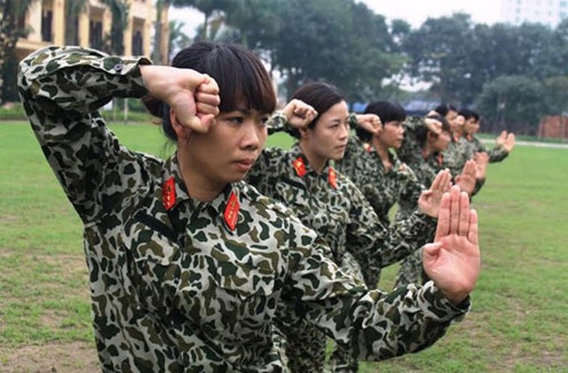 Các nữ quân nhân luyện tập các động tác võ chiến đấu.