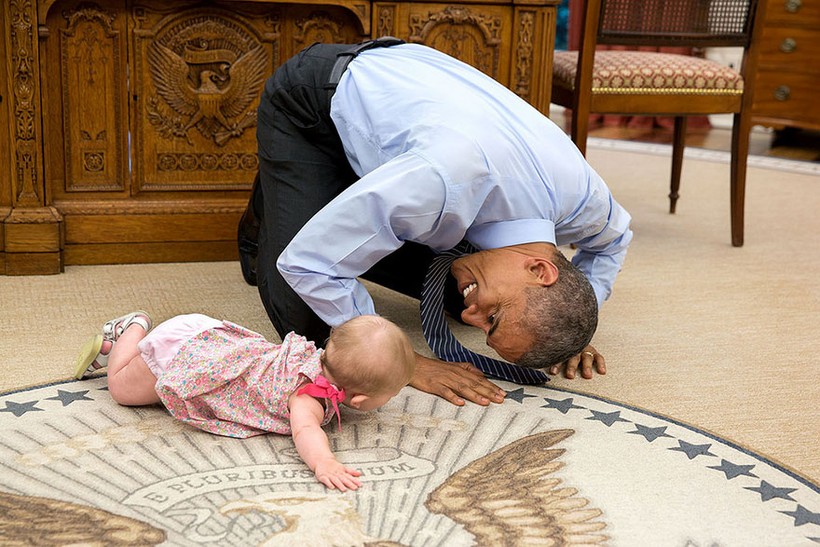 Tổng thống Obama "bò thi" với Ella Rhodes - cô con gái của Phó Cố vấn an ninh quốc gia.
