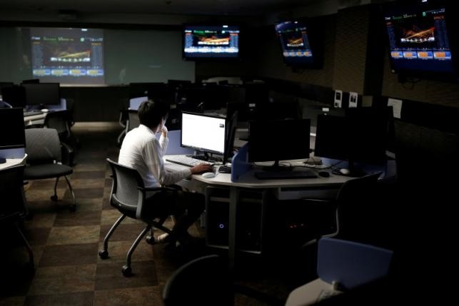 Một sinh viên, người yêu cầu gọi theo họ Noh, và gương mặt không được chụp chính diện vì lý do bảo mật, ngồi trước màn hình máy tính trong khi trình diễn các phần mềm trong cuộc phỏng vấn với Reuters tại phòng Chiến tranh của Đại học Hàn Quốc tháng 6/2016