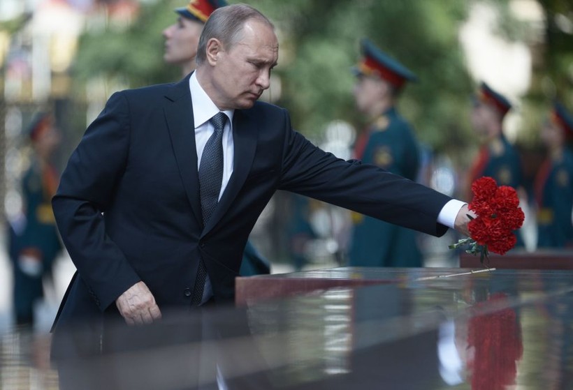Tổng thống Nga Vladimir Putin đặt hoa cẩm chướng viếng Mộ Chiến sĩ Vô danh trong Vườn Alexandrov