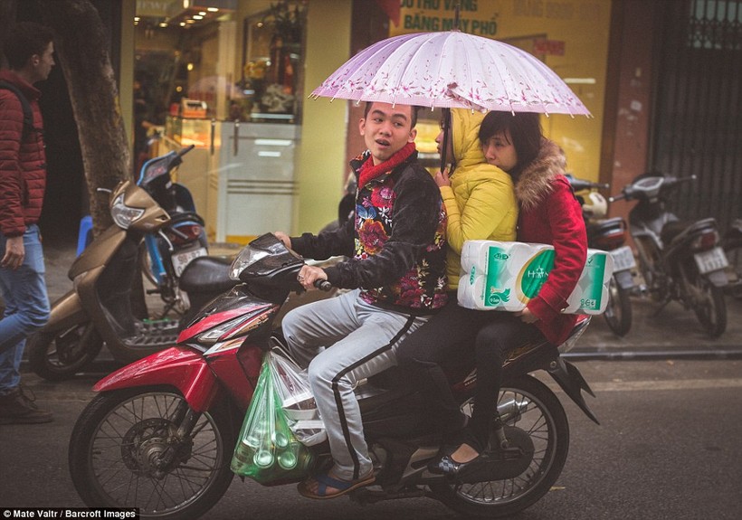  Theo nhiếp ảnh gia Mate Valtr, những người đi xe máy chở nhau đi mua sắm với lỉnh kỉnh đồ đạc là hình ảnh thường ngày ở Hà Nội.