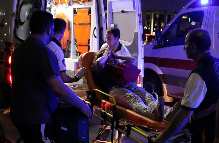 Dù đã được đưa lên xe cứu thương nhưng một nạn nhân của vụ tấn công vẫn chưa hết bàng hoàng. (Ảnh: Reuters)
