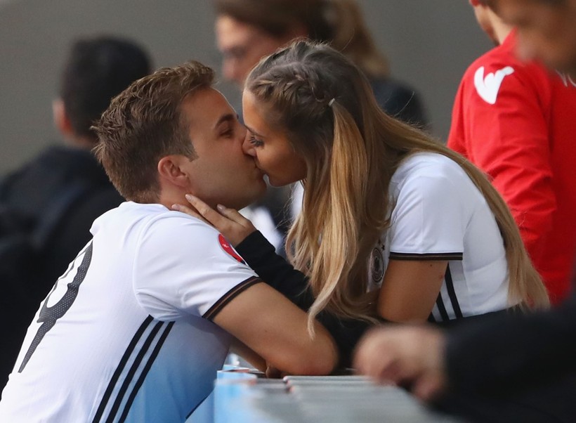 Các tuyển thủ Đức có lẽ là những người hạnh phúc nhất tại Euro 2016. Không chỉ nhận được sự cổ vũ cuồng nhiệt từ người hâm mộ trên khán đài, những Mario Goetze, Mats Hummels, Manuel Neuer... cũng thường xuyên tự thưởng cho mình những nụ hôn cháy bỏng cùng