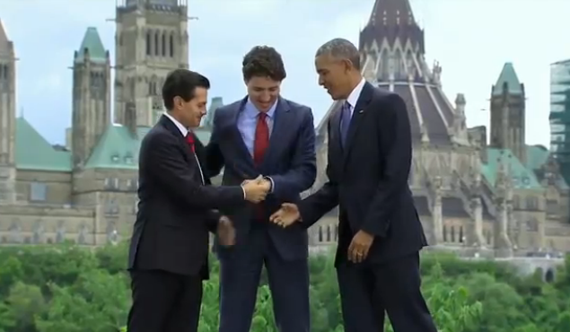 Thủ tướng Canada trẻ tuổi hớn hở bắt tay ông Obama, nhưng trong lúc chưa buông tay Tổng thống Mỹ ông Trudeau lại với tay trái sang bắt tay Tổng thống Mexico tạo nên cảnh tượng khá “vụng về”.