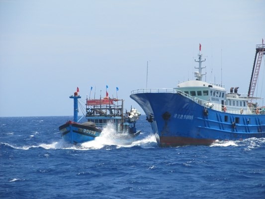 Tàu vỏ sắt to lớn của Trung Quốc (phải) hung hăng tấn công tàu cá vỏ gỗ của Việt Nam (trái) tại Hoàng Sa
