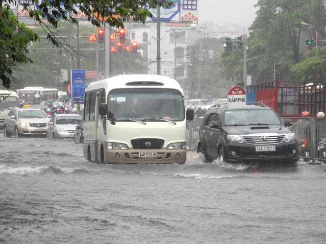 Nhiều tuyến đường tại phường Hồng Gai (TP Hạ Long, tỉnh Quảng Ninh) ngập trong biển nước