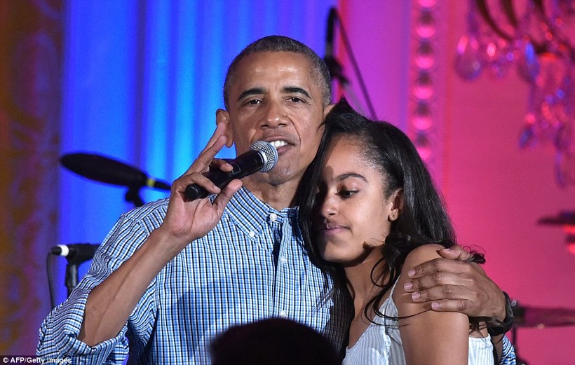 Tổng thống Mỹ Barack Obama cất tiếng hát chúc mừng sinh nhật lần thứ 18 của cô con gái lớn Malia vào đúng ngày quốc khánh Mỹ 4/7.