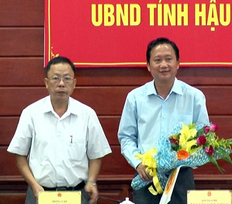 Ông Trịnh Xuân Thanh (bìa phải) nhận hoa chúc mừng khi giữ cương vị Phó chủ tịch UBND tỉnh Hậu Giang. Ảnh: Báo Hậu Giang
