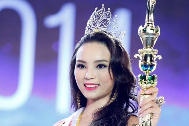 Hoa hậu Nguyễn Cao Kỳ Duyên thừa nhận hành vi hút thuốc lá như trong băng hình và đã xin lỗi công khai.