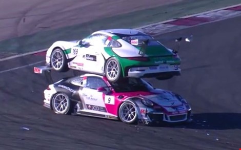 Tuy vụ hai chiếc xe Porsche đâm nhau diễn ra năm 2015 nhưng nay video này mới được công bố và thu hút hàng ngàn lượt xem.