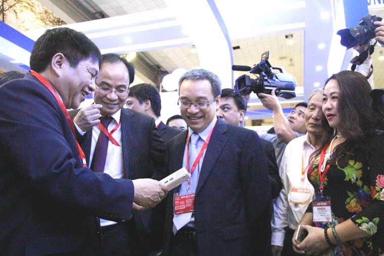 Thứ trưởng Bộ TT&TT Phan Tâm và ông Lê Mạnh Hà, Phó chủ nhiệm Văn phòng Chính phủ, Tổng Thư kí Ủy ban Quốc gia về CNTT tham quan gian hàng VNPT trưng bày tại triển lãm