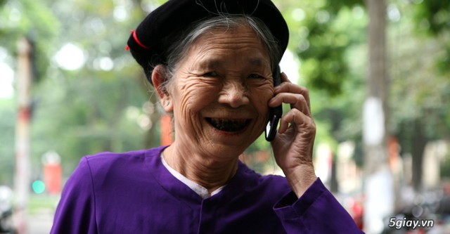 Người già gặp nhiều khó khăn khi mới sử dụng smartphone.