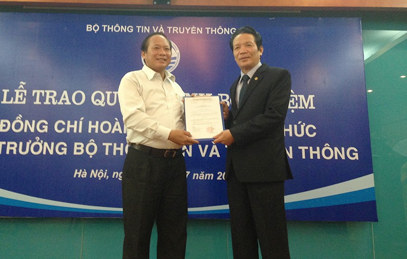 Bộ trưởng Bộ TT&TT Trương Minh Tuấn (trái) trao quyết định bổ nhiệm  Tân Thứ trưởng Hoàng Vĩnh Bảo.