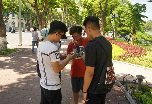 Một cảnh tượng quen thuộc ở Hồ Gươm, khi rất nhiều bạn trẻ tay cầm smartphone và trao đổi về tựa game Pokemon Go.