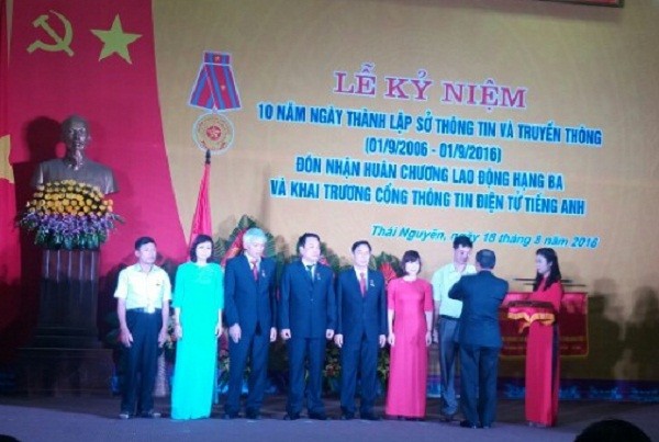 Thứ trưởng Nguyễn Thành Hưng trao huy chương vì sự nghiệp thông tin và truyền thông cho các cán bộ tỉnh Thái Nguyên và sở TT&TT Thái Nguyên.