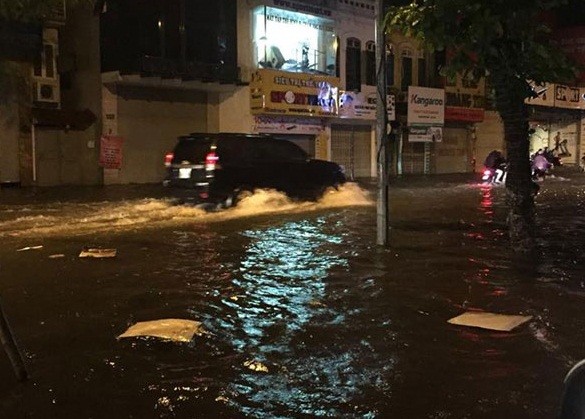 Tuyến phố Nguyễn Thái Học ngập nặng do trận mưa lớn tối 20/8. 