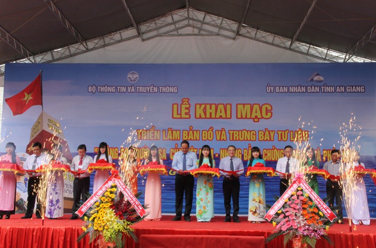 	Thứ trưởng Phan Tâm và các đại biểu cắt băng khai mạc triển lãm