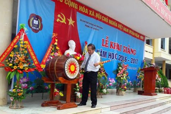 Bộ trưởng Trương Minh Tuấn đánh trống khai giảng năm học mới tại Trường THPT Đồng Hới
