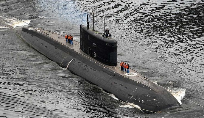 Tàu ngầm Bà Rịa - Vũng Tàu được lai dắt ra vịnh Phần Lan để thử nghiệm, ngày 10.9.2016 - Ảnh: livejournal