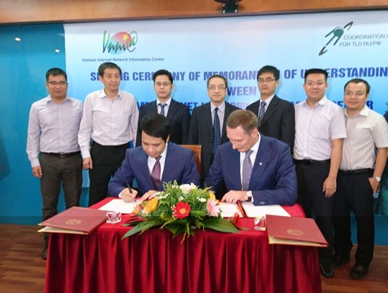 Ông Trần Minh Tân, Giám đốc Trung tâm Internet Việt Nam và ông Andrey Vorobyev, Giám đốc điều hành Trung tâm Điều phối tên miền cấp cao mã quốc gia Liên bang Nga ký kết thỏa thuận ghi nhớ hợp tác.