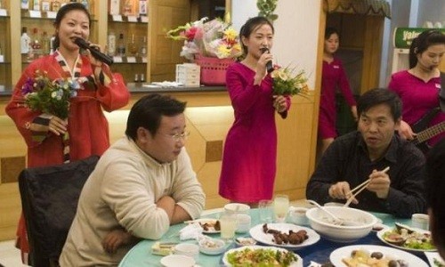 Nữ nhân viên trong một nhà hàng Triều Tiên ở Trung Quốc. Ảnh: Sohu.com