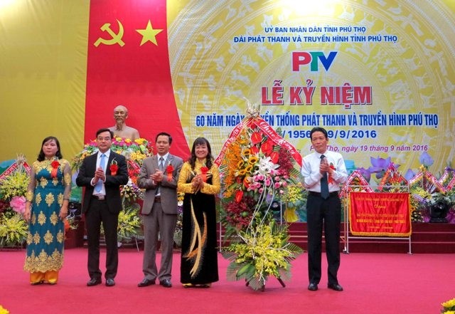 Thứ trưởng Bộ TT&TT Hoàng Vĩnh Bảo (ngoài cùng bên phải) chúc mừng ngành PT-TH Phú Thọ nhân dịp kỷ niệm 60 năm Ngày truyền thống.