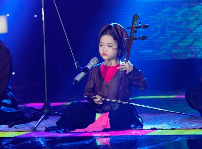 ‘Ca nương 6 tuổi' Đặng Tú Thanh đã có nhiều màn biểu diễn hát như lên đồng.