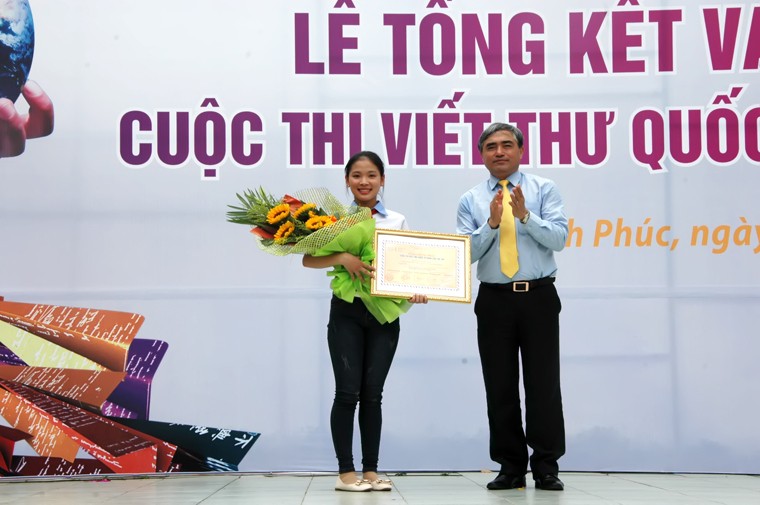 Thứ trưởng Bộ TT&TT Nguyễn Minh Hồng trao giải nhất viết thư quốc tế UPU lần thứ 45 của Việt Nam cho em Thu Trang