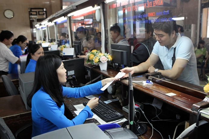 Hành khách hỏi nhân viên bán vé tại ga Sài Gòn về quy trình mua vé tàu điện tử (ảnh minh họa)