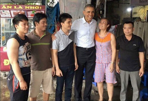 Tổng thống Obama thân thiện chụp ảnh kỷ niệm với người dân,