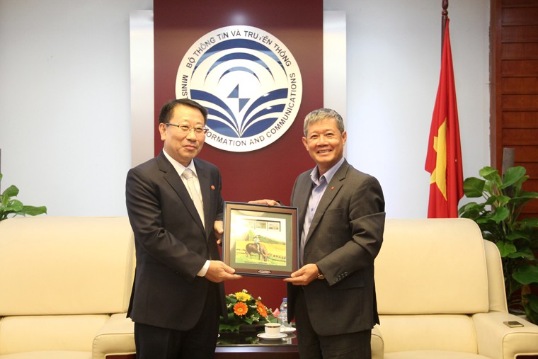 Thứ trưởng Nguyễn Thành Hưng (phải) tặng lưu niệm ông Kim Myong Gil, Đại sứ Cộng hòa Dân chủ Nhân dân Triều Tiên  bức tranh tem của Việt Nam.