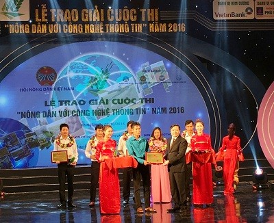 Ban Tổ chức trao giải Nhất cho nông dân Bùi Văn Xuân